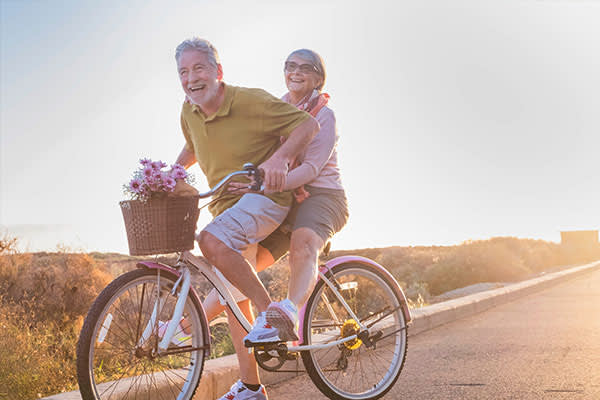 outdoor-vacation-biking-couple