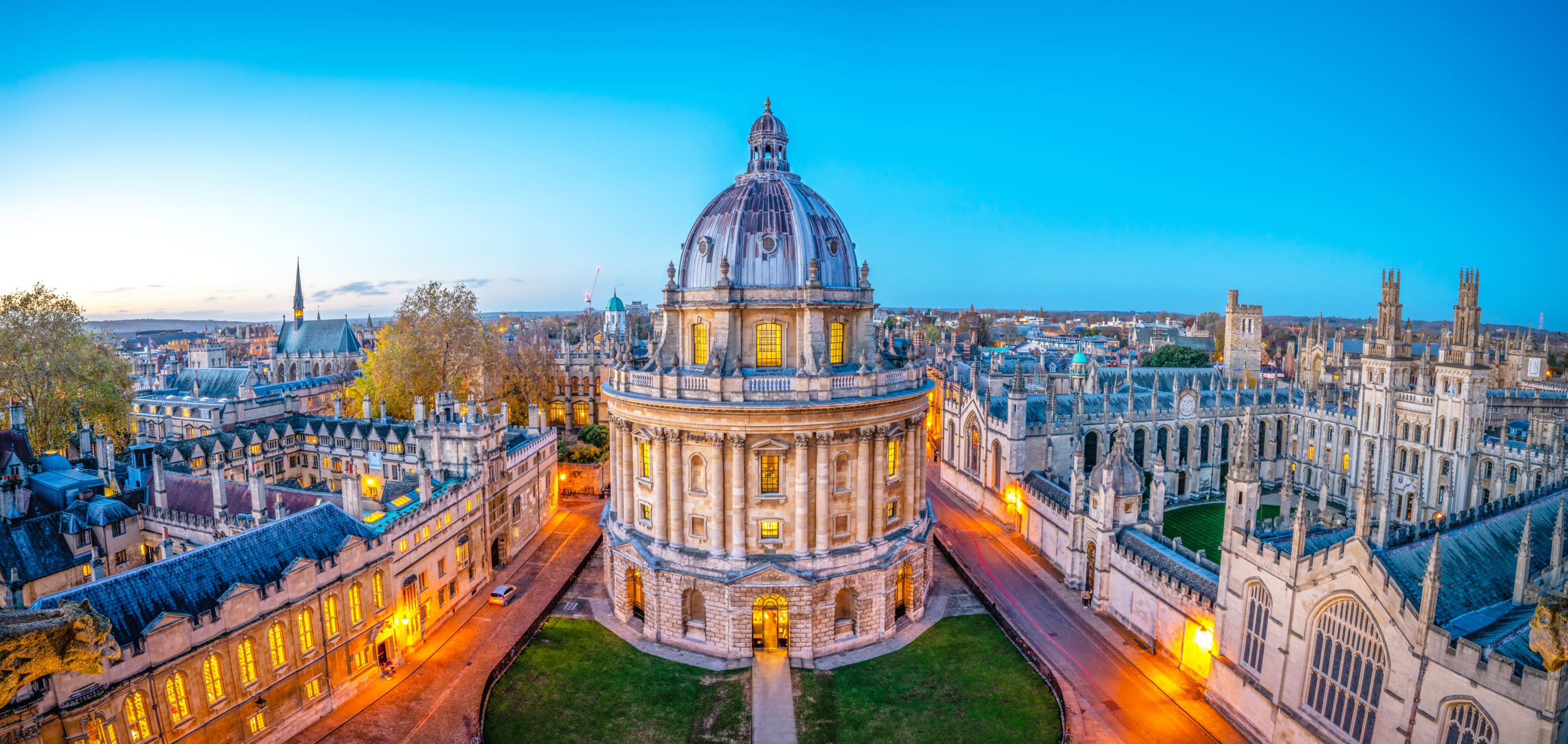 Evening-skyline-panorama-of-Oxford-city-in-England