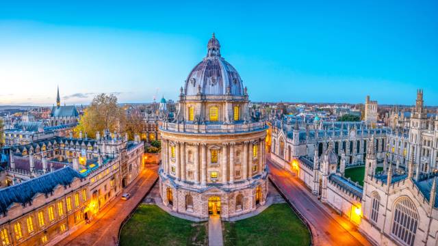 Evening-skyline-panorama-of-Oxford-city-in-England