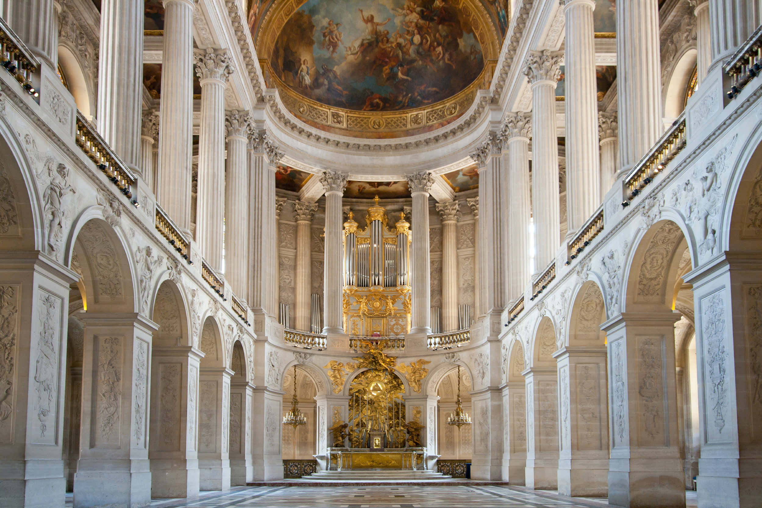 Grand-Hall-Ballroom-in-the-Palace-of-Versailles