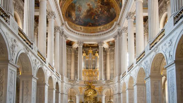 Grand-Hall-Ballroom-in-the-Palace-of-Versailles