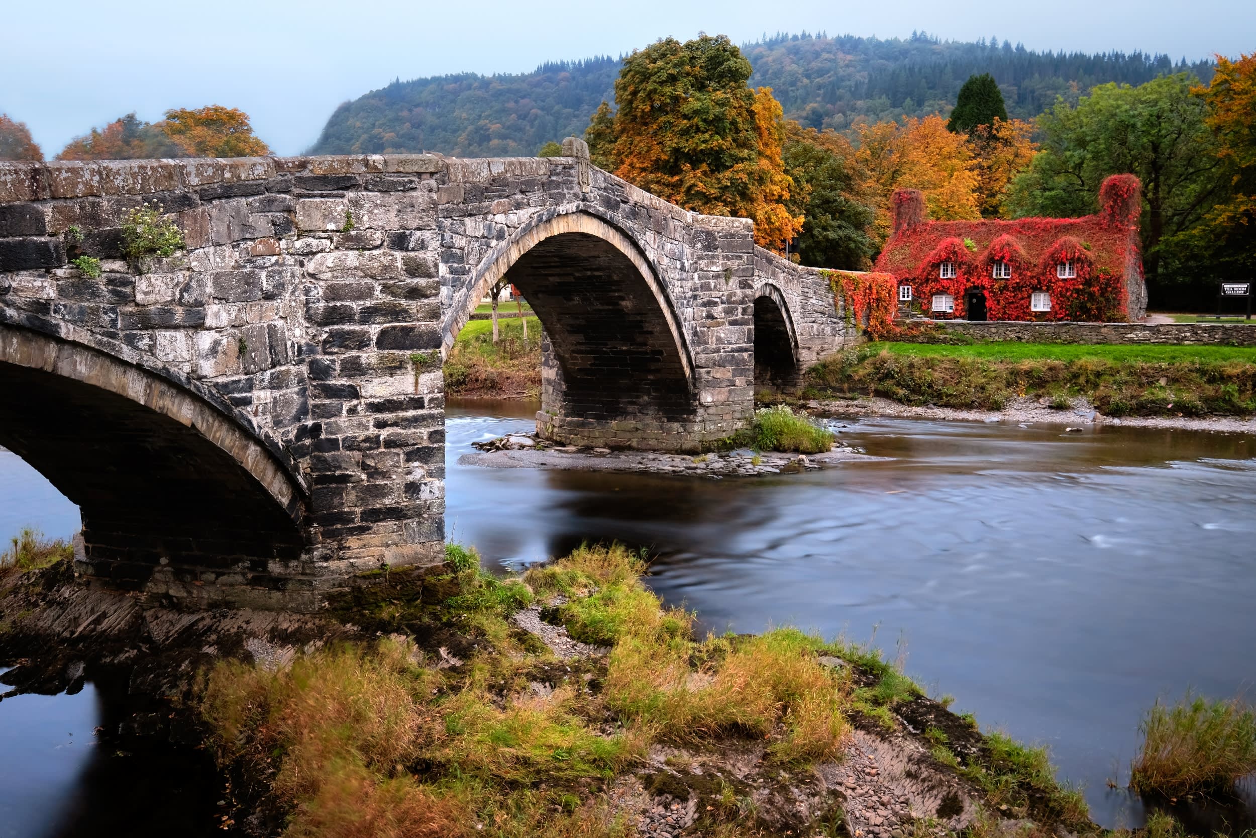 Stone-bridge-in-Snowdonia-National-Park-in-Wales