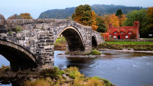 Stone-bridge-in-Snowdonia-National-Park-in-Wales