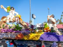 rose-parade-guide-float-daytime