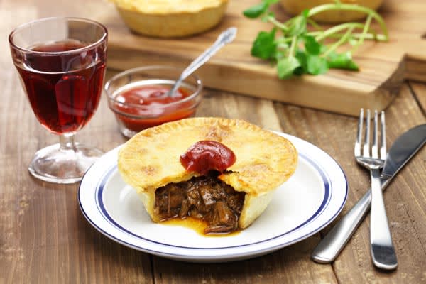 ymt-blog-best-attractions-in-sydney-australia-meat-pie