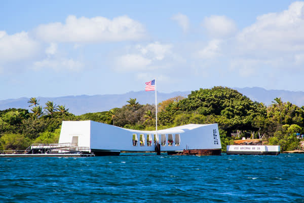 ymt-blog-things-to-do-near-waikiki-beach-hawaii-uss-arizona-memorial